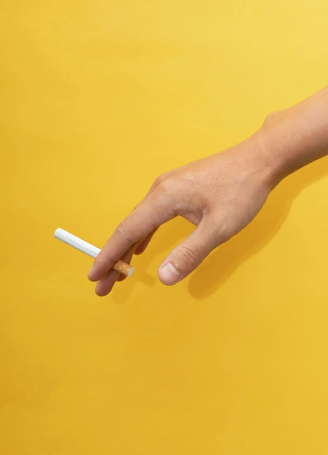 main avec cigarette