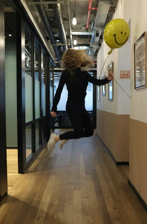 femme heureuse travail